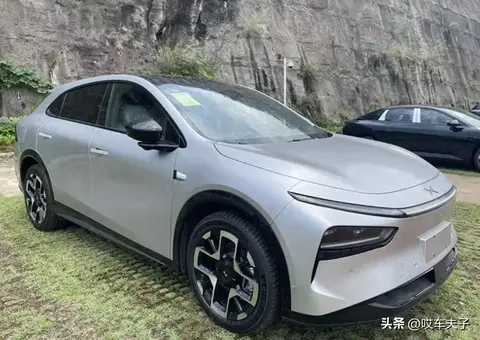 小鹏G7实车到店：比Model Y大 车里能放电脑有前备厢 还能抬头看导航